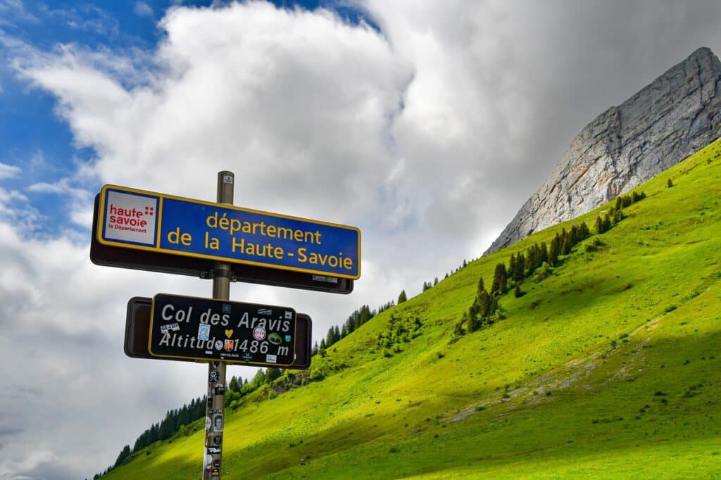 Comment suivre la route des Grandes Alpes en moto ?